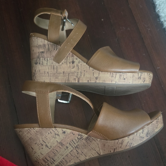 Franco Sarto Tan Wedge Shoes - Picture 5 of 8